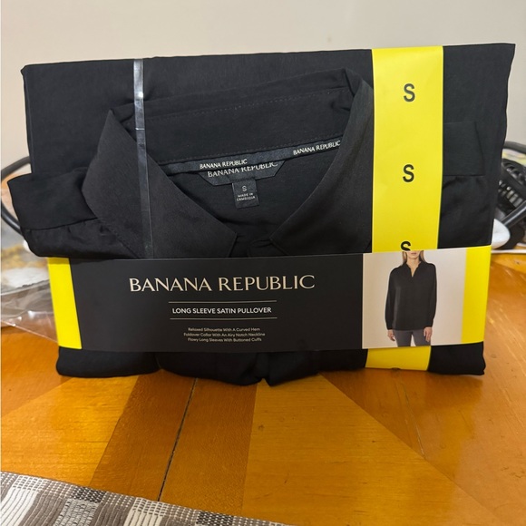 Banana Republic Long Sleeve Satin Pullover. - Picture 4 of 5